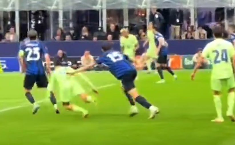 Intervento di Acerbi su Pedri in Inter-Barcellona